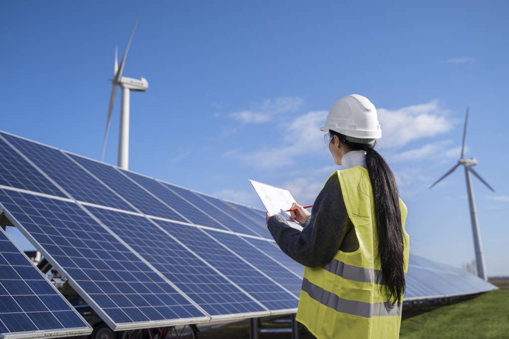 Solar Rüzgar Türbinlerinin Çalışma Sistemleri: Antalya'da Temiz ve Çift Enerji Üretimi